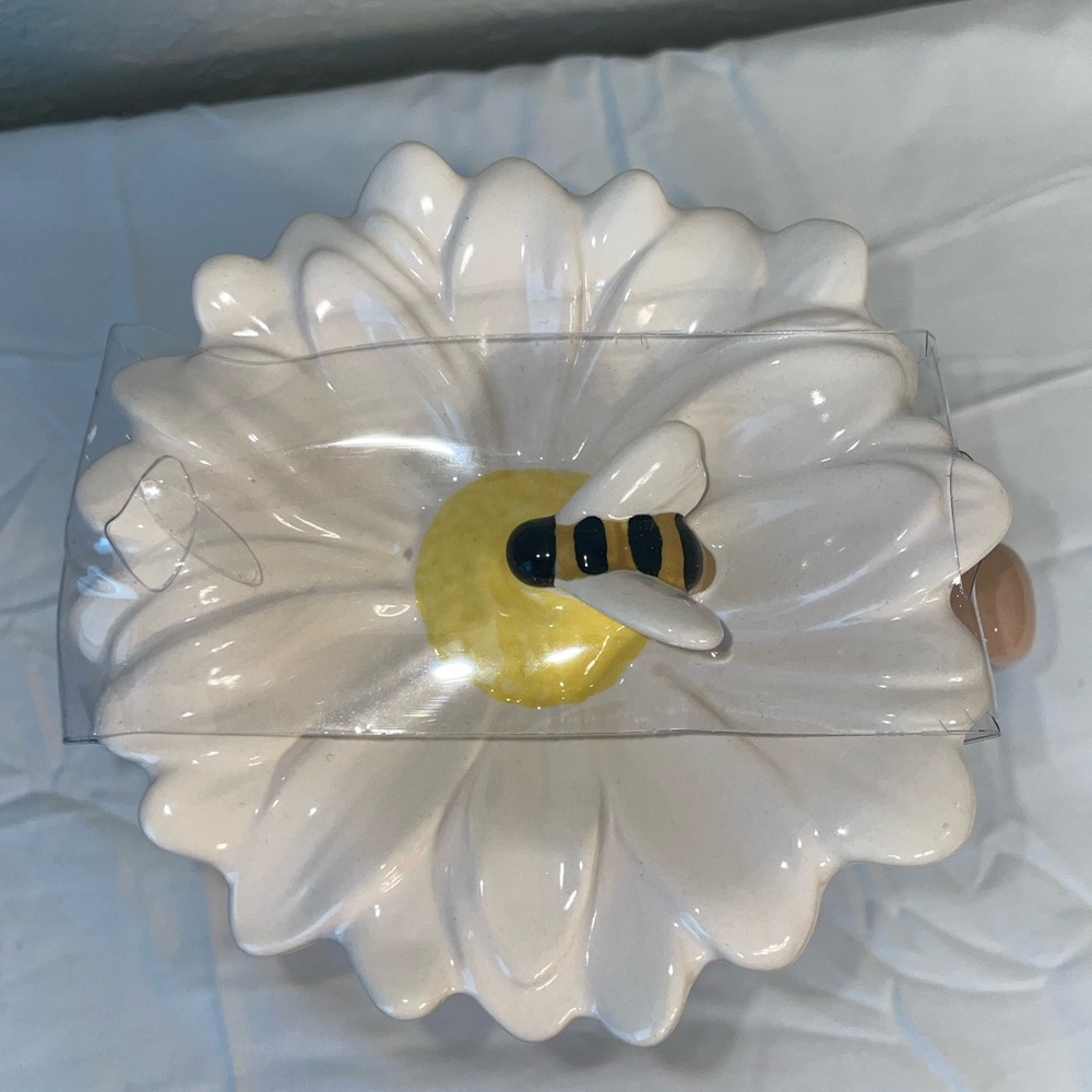 Rae Dunn Queen Bee Mug with Flower Topper - Picture 2 of 3